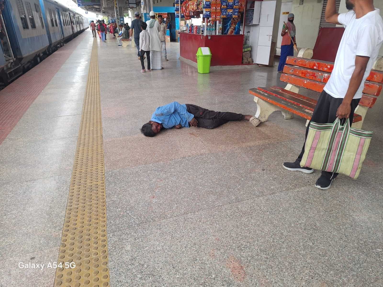 प्लेटफॉर्म पर अचानक बेहोश होकर गिरा यात्री, गंभीर रूप से जख्मी