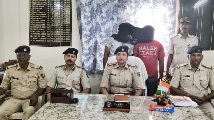 लूटी गयी मक्का सहित ट्रैक्टर बरामद, दो आरोपित गिरफ्तार