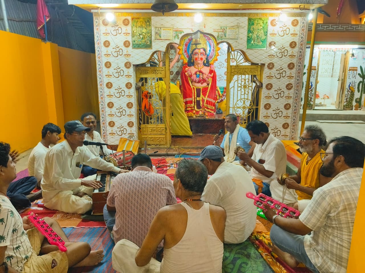 भक्ति भजनों की धुन पर देर शाम तक झूमे श्रद्धालु