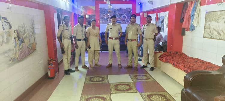 सुरक्षा को लेकर पुलिस ने होटल, लॉज सहित अन्य जगहों पर की छापेमारी, नहीं मिला कोई आपत्तिजनक वस्तु