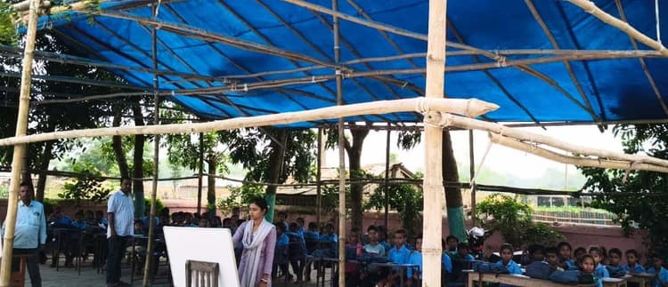 कमरों के अभाव में टेंट के नीचे पढ़ते प्रावि ठाकुरपट्टी के बच्चे