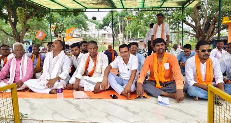 किसानों की मांगों को लेकर भाजपा का धरना, राज्यपाल के नाम सौंपा 12 सूत्री ज्ञापन