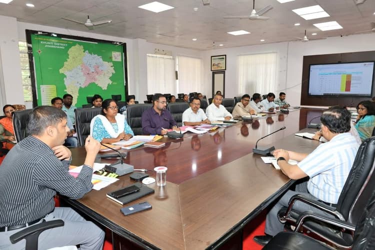 शिविर लगा कर मंईयां सम्मान योजना के लाभुकों की आधार सीडिंग करें : उपायुक्त