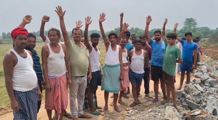 सड़क निर्माण में घटिया सामग्री इस्तेमाल का आरोप, ग्रामीणों ने कार्य रुकवाया