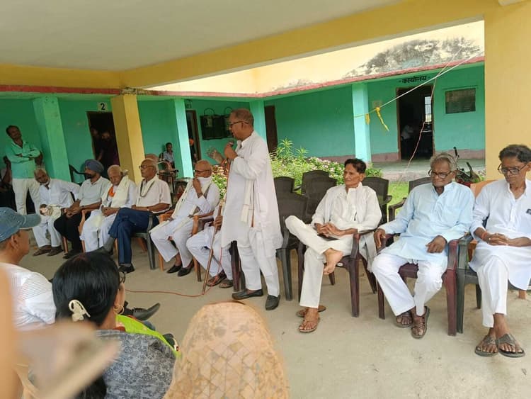 भगवती मंदिर महाविद्यालय बरारी में नक्षत्र मालाकार की प्रतिमा का किया अनावरण