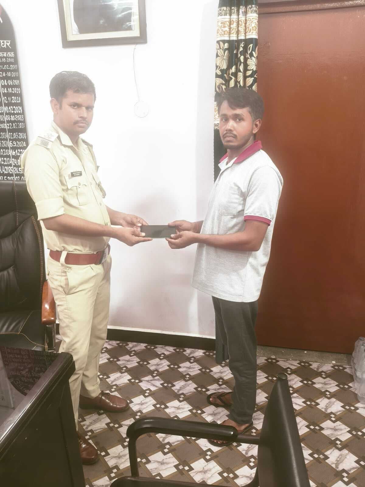 पुलिस ने गुम हुए दो मोबाइल को मालिकों को लौटाये