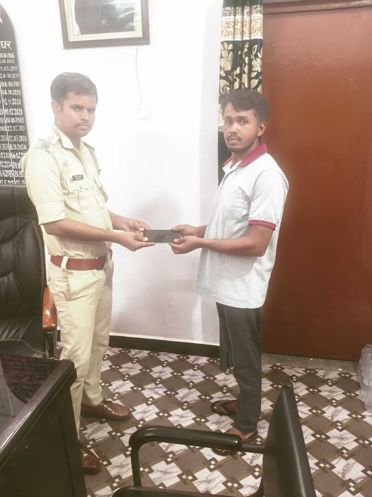 पुलिस ने गुम हुए दो मोबाइल को मालिकों को लौटाये