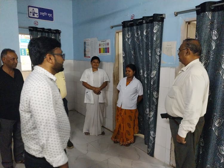Giridih News : दो सदस्यीय टीम ने की सीएचसी बिरनी की जांच