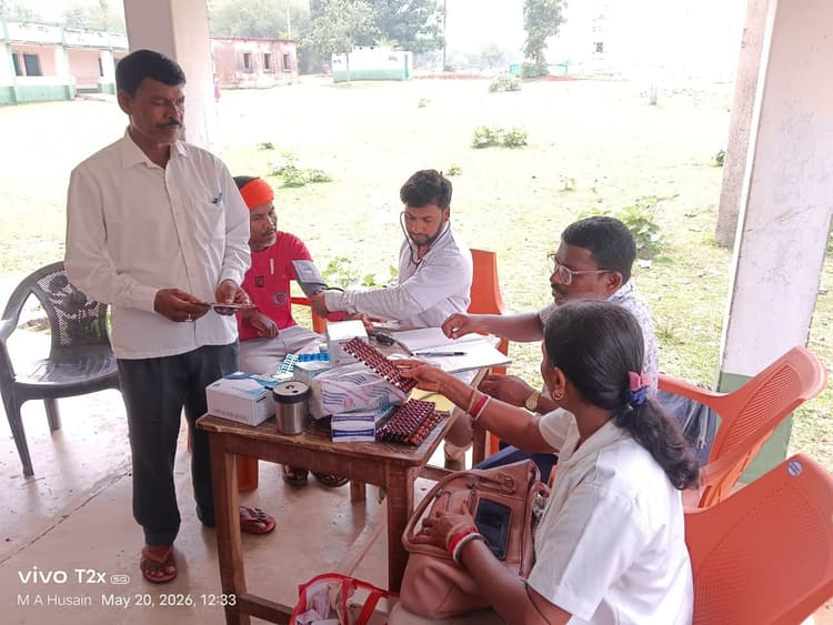 Giridih News : शिविर में दिखा महज स्वास्थ्य विभाग का स्टॉल