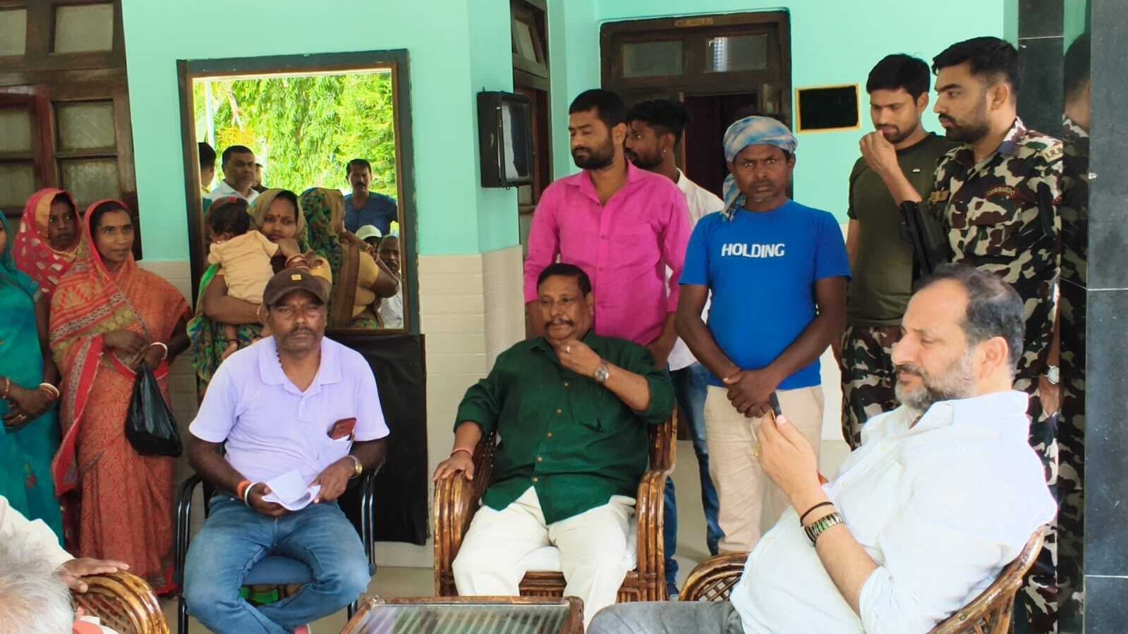 जनता दरबार में गूंजी महिलाओं की आवाज, आंगनबाड़ी केंद्र स्थानांतरण की उठी मांग