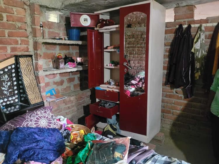छत पर सो रहा था पूरा परिवार, ताला तोड़कर चोरों ने कर ली घर से चोरी