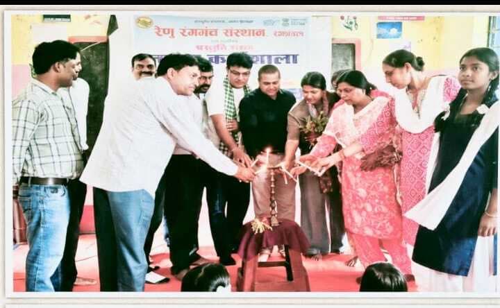 विशनपुर स्कूल के बच्चों को सिखाए गये नाटक में अभिनय के गुर