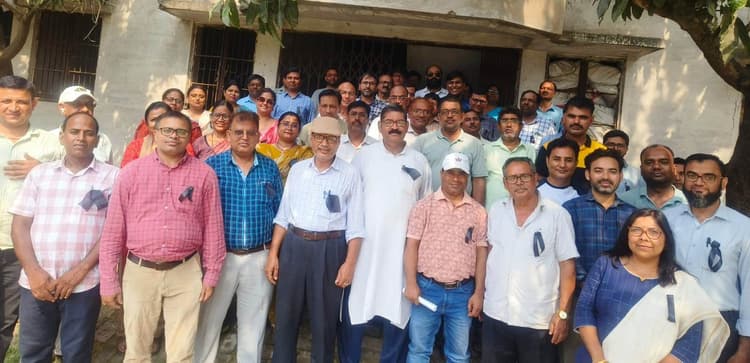 काला बिल्ला लगाकर शिक्षकों ने जताया विरोध