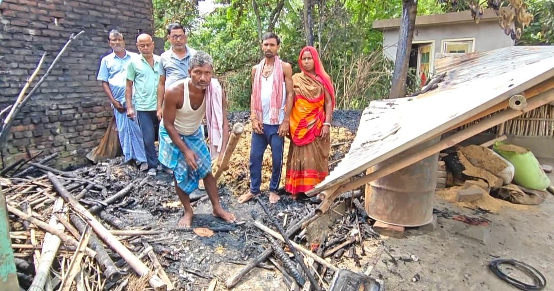 पाड़ा गांव में वज्रपात से दो घर जलकर राख