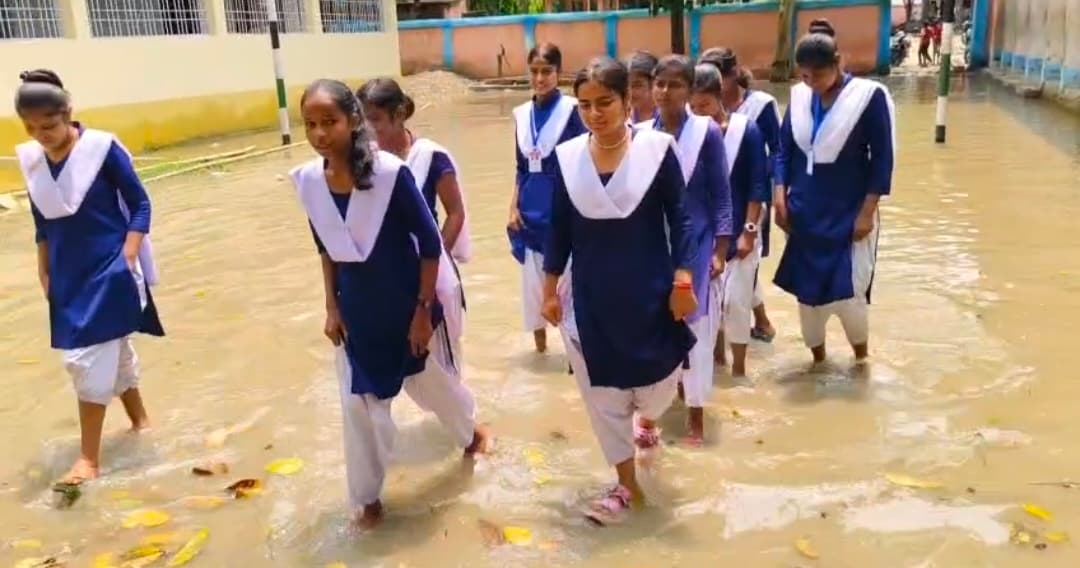 उत्क्रमित उच्च माध्यमिक विद्यालय बना टापू, बेंच के सहारे कक्षा तक पहुंच रहे बच्चे