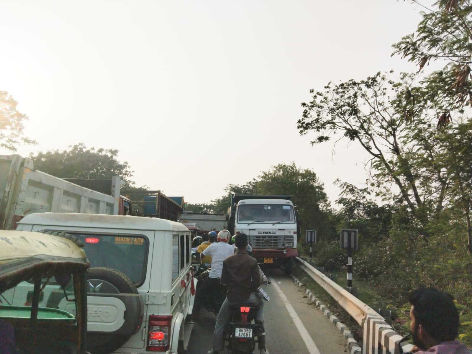 बाइपास पुल बंद होने के बाद प्रतिदिन लग रहा गढ़ी पुल पर जाम