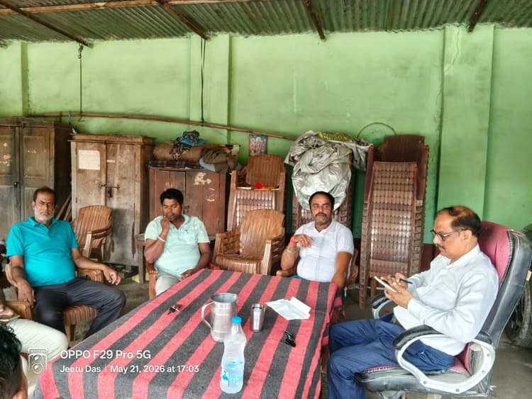 आवास सहायक को ग्रामीणों ने बनाया बंधक