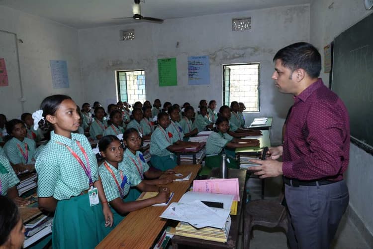 मुरहू के कस्तूरबा विद्यालय में एआइ और स्टेम लैब का उद्घाटन