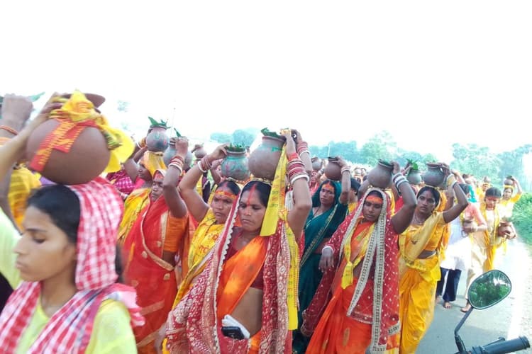 21 किलोमीटर पैदल चलकर पहुंचे श्रद्धालु, गढ़ी कुर्मा में कलशयात्रा से शुरू हुई श्रीमद्भागवत कथा