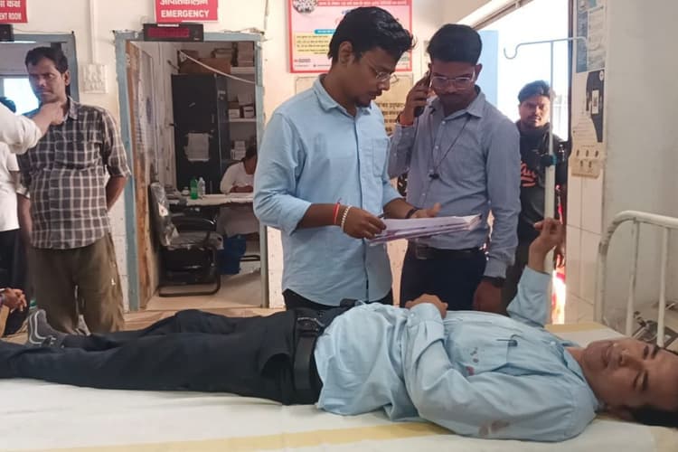 अमरपुर में दो बाइकों की भिड़ंत में बैंक मैनेजर समेत चार युवक घायल, तीन की हालत गंभीर