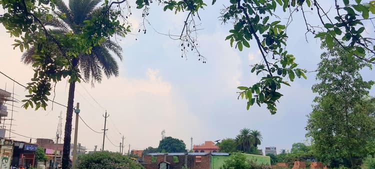 आसमान में छाए बादल, तेज धूप की तपिश से मिली थोड़ी राहत
