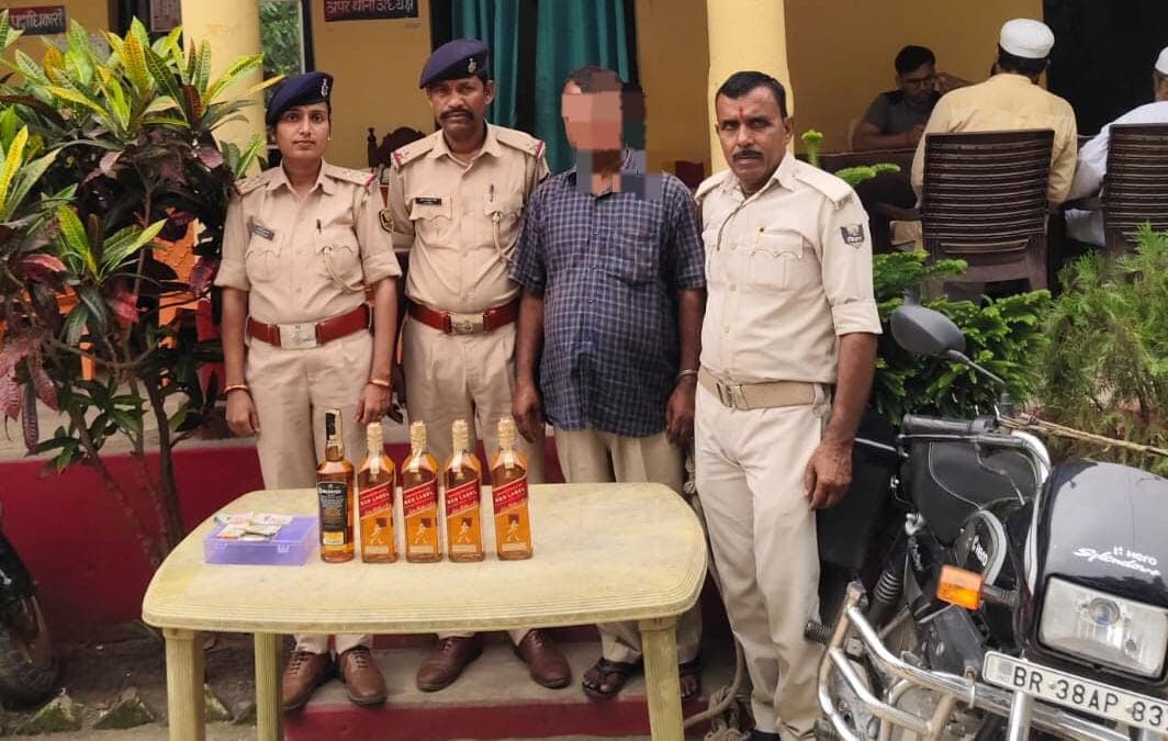3.75 लीटर शराब व लाॅटरी टिकट के साथ गिरफ्तार
