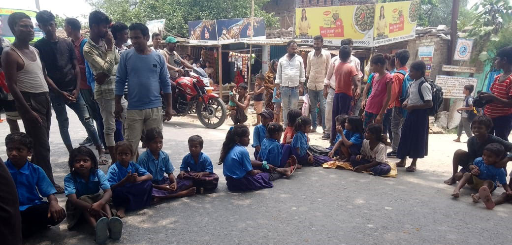 कच्चा अंडा व खराब केला देने पर बच्चों ने किया एनएच 80 जाम