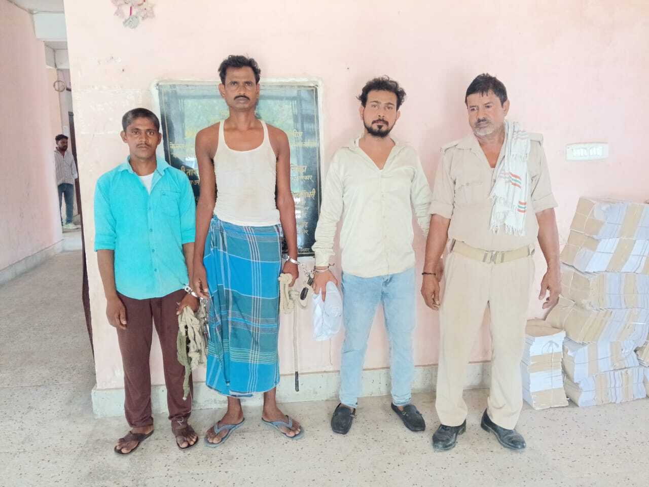 10 लीटर शराब के साथ तीन तस्कर गिरफ्तार