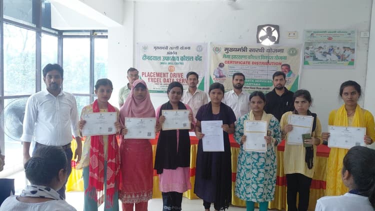 विभिन्न ट्रेडों में प्रशिक्षण प्राप्त छात्राओं को मिला प्रमाण-पत्र