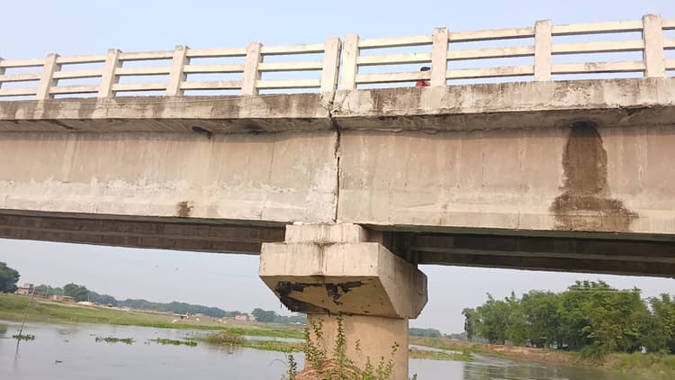झमटा-महिषाकोल पुल के जांच को आज पहुंचेगी टीम, संवेदक व डिजाइनर आ सकते हैं कार्रवाई की जद में.