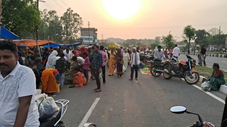 Giridih News :औरा जीटी रोड पर लगा साप्ताहिक हाट, आवागमन प्रभावित