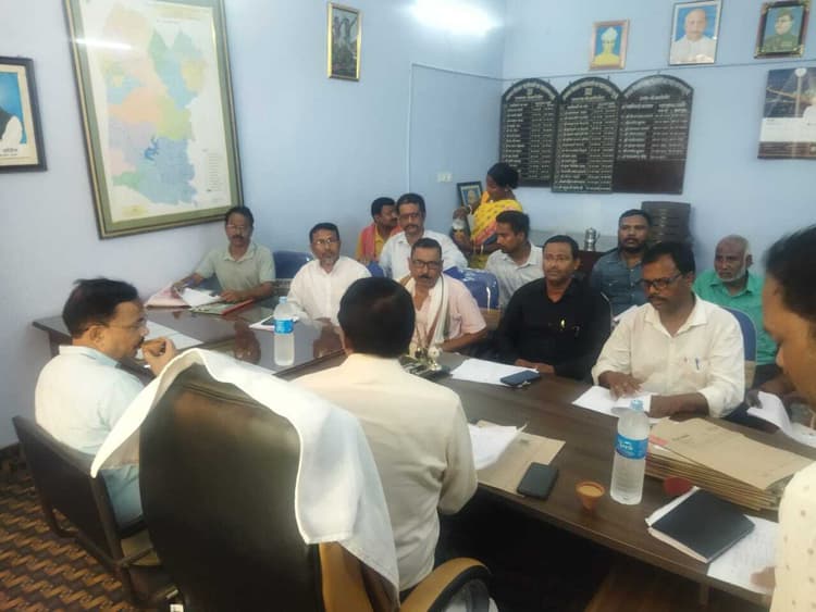 एसआइआर प्रक्रिया को लेकर राजनीतिक दलों के प्रतिनिधियों के साथ बीडीओ ने की बैठक