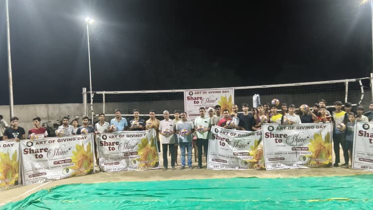 इंटरनेशनल आर्ट ऑफ गिविंग डे: भागलपुर में 10 वॉलीबॉल क्लबों को खेल सामग्री वितरण के साथ शानदार समापन
