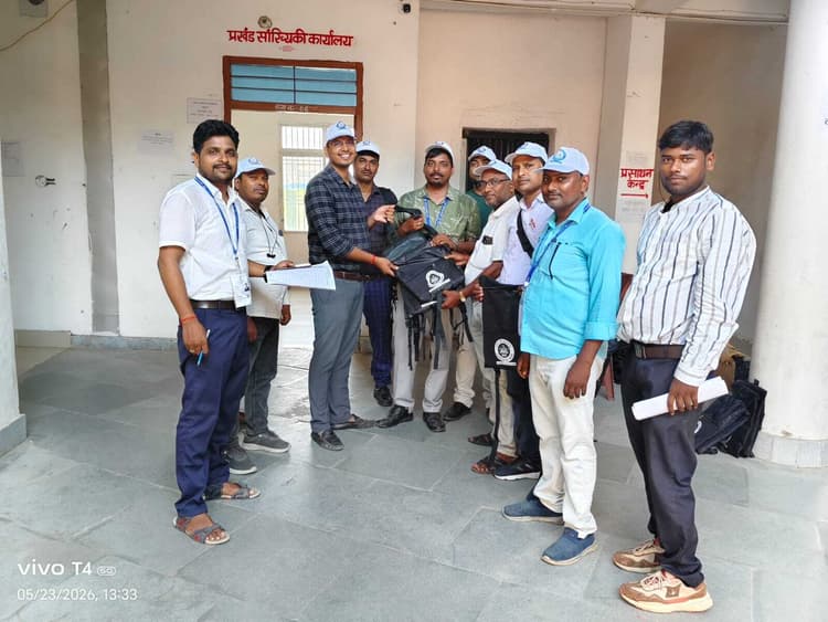 शंभुगंज में जनगणना कार्य में लगे प्रगणक के बीच विशेष किट का वितरण