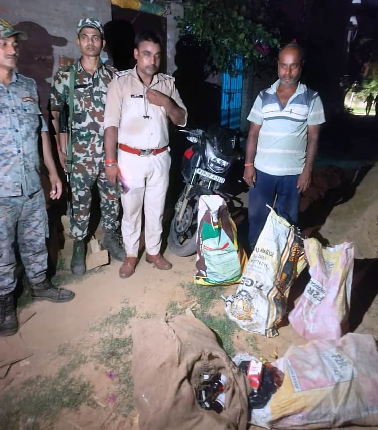 जमीन से 92 बोतल विदेशी शराब बरामद, तस्कर गिरफ्तार