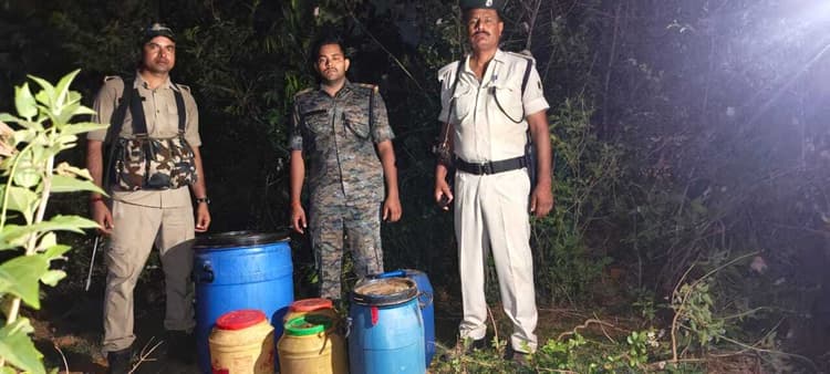 जंगल की झाड़ियों में रखी गयी 210 लीटर महुआ शराब किया नष्ट