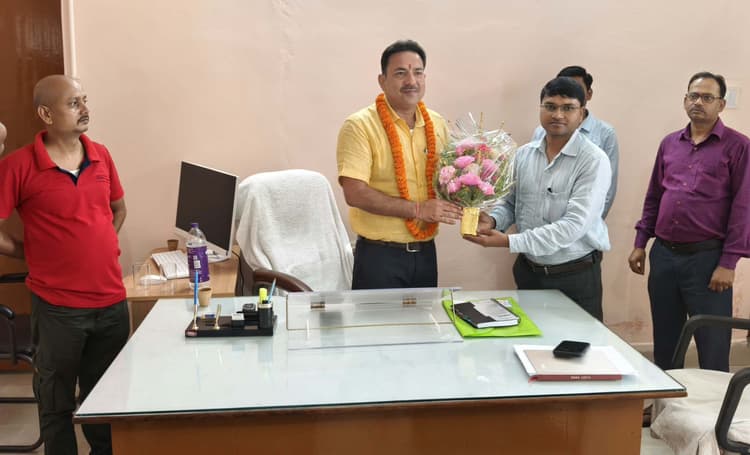 बनमनखी के नये राजस्व अनुमंडल पदाधिकारी सुजीत सुमन ने संभाला पदभार