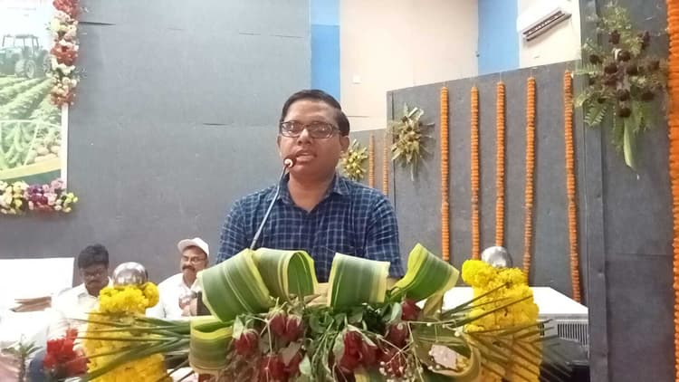 इस साल कम बारिश की संभावना, वैज्ञानिक खेती से पैदावार बढ़ायें किसान: डीएओ