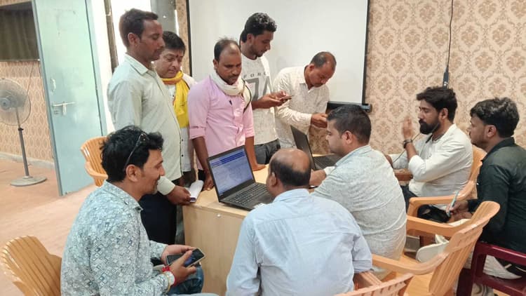 बिजली विभाग के विशेष शिविर में उपभोक्ताओं ने रखीं समस्याएं