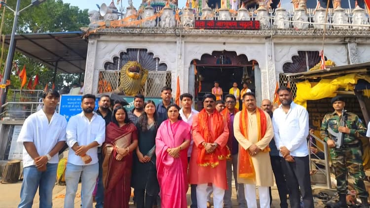 दिऊड़ी मंदिर पहुंचे मंत्री योगेंद्र प्रसाद व विधायक विकास मुंडा