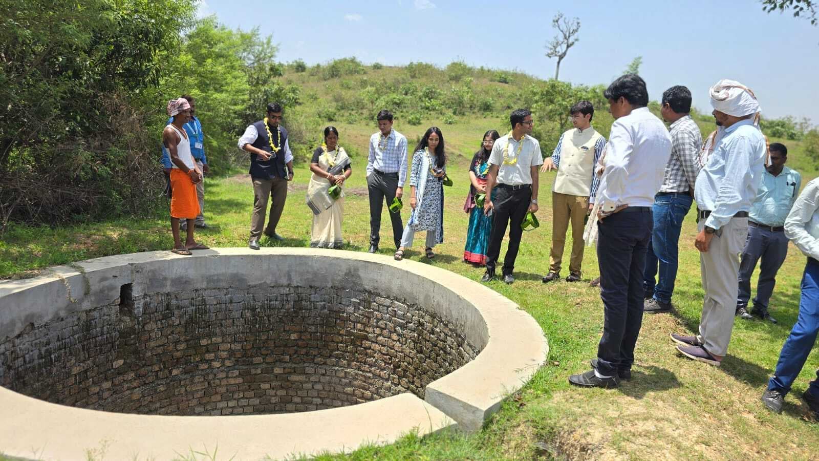 सात प्रशिक्षु आइएएस अधिकारियों ने बेड़ो प्रखंड के विकास योजनाओं का किया स्थल निरीक्षण