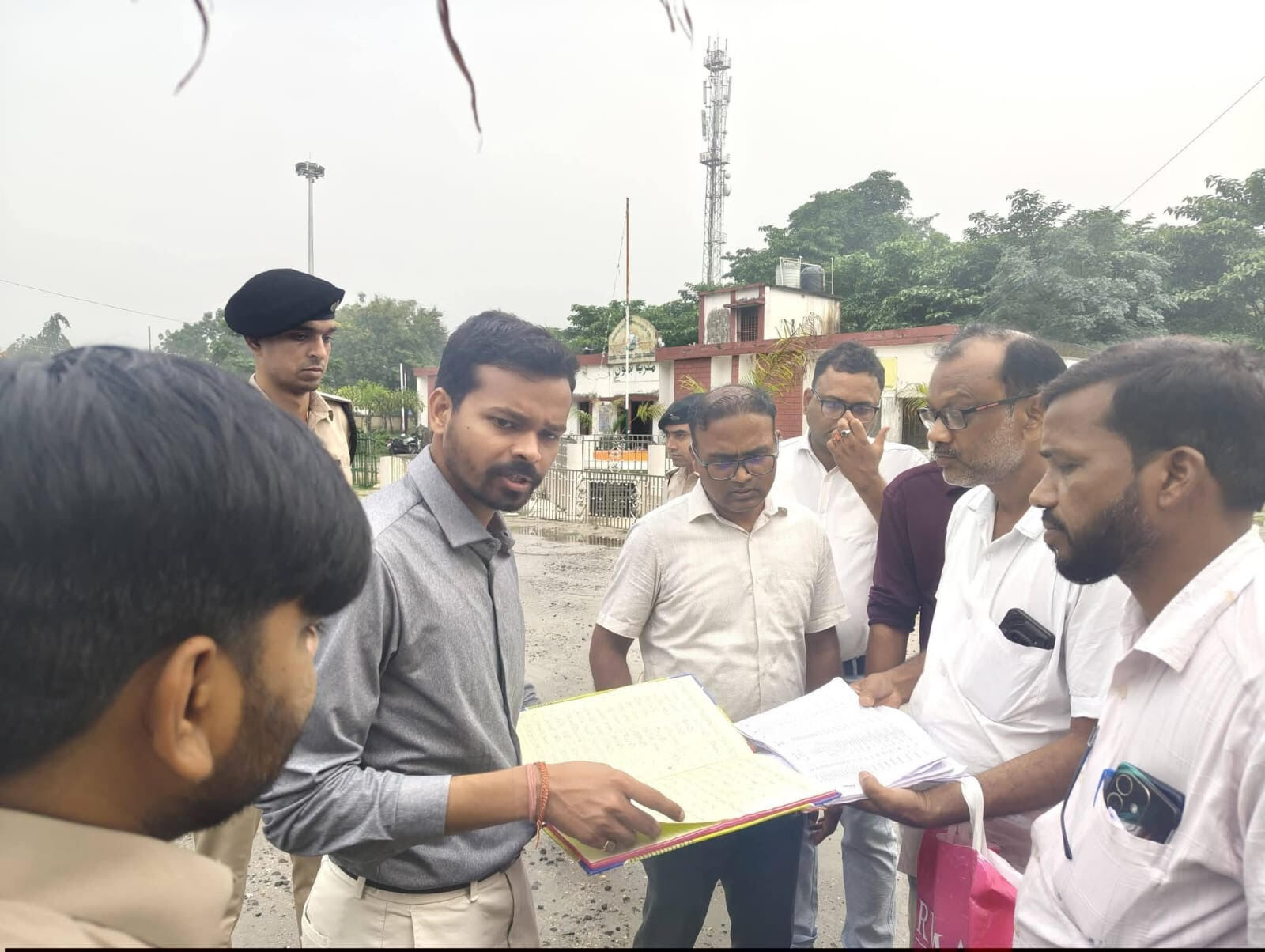 किसान पंजीकरण कार्य का जिलाधिकारी ने लिया जायजा