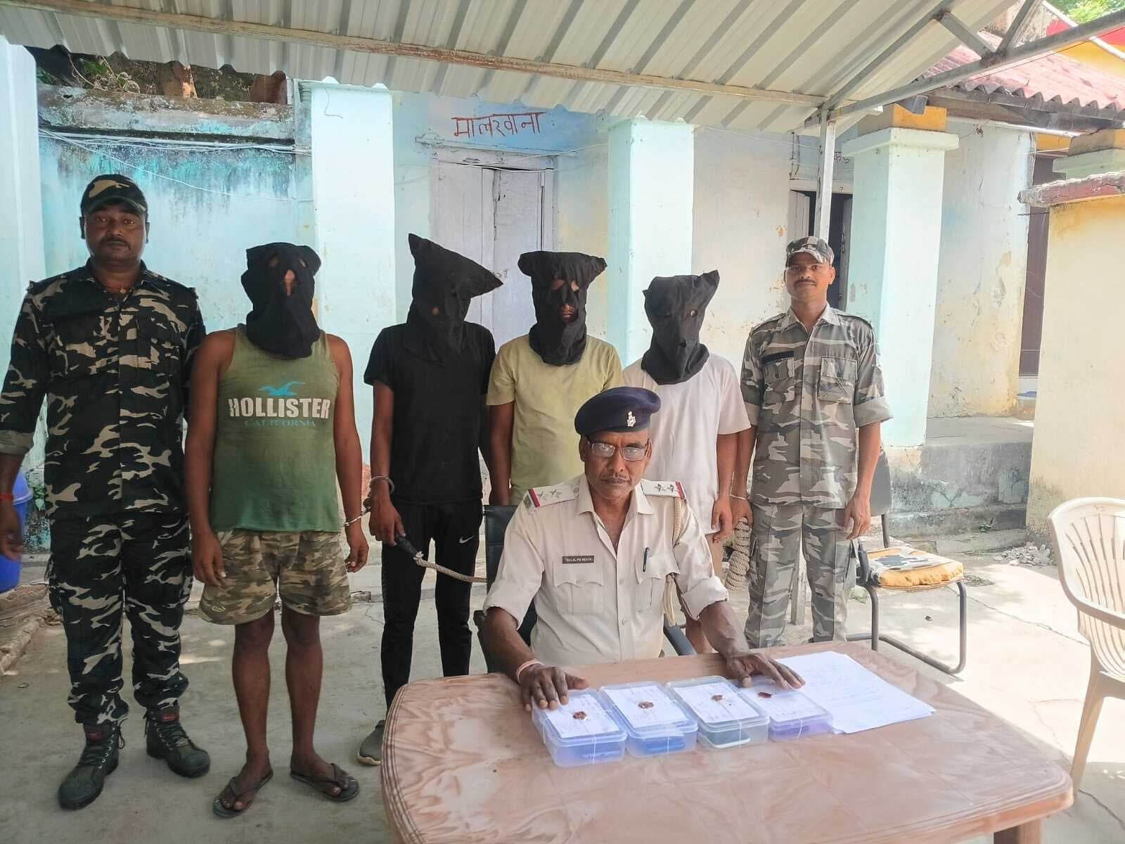 Deoghar News : मोहनपुर हाइस्कूल के पीछे झाड़ियों में छापेमारी, साइबर ठगी करते चार आरोपित गिरफ्तार