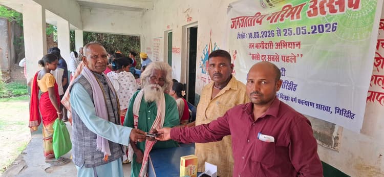 Giridih News :शिविर में नहीं पहुंचे अधिकारी व कर्मी, ग्रामीणों में आक्रोश