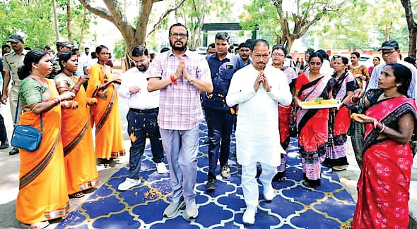 Rourkela News: वसुंधरा योजना के 42 लाभार्थियों में पट्टा वितरित किया