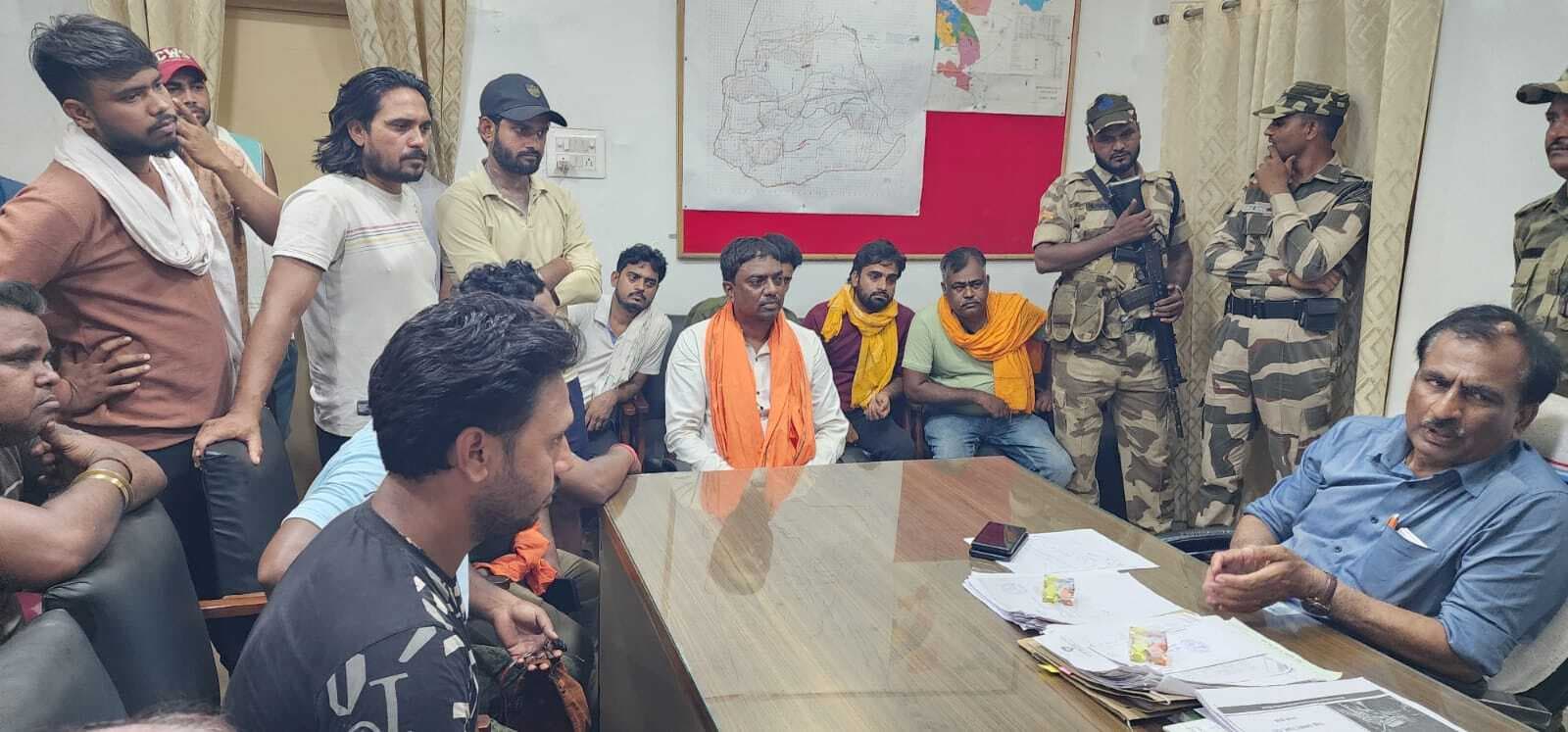 Dhanbad News: बिजली की समस्या से त्रस्त ग्रामीणों ने आउटसोर्सिंग कंपनी का काम रोका