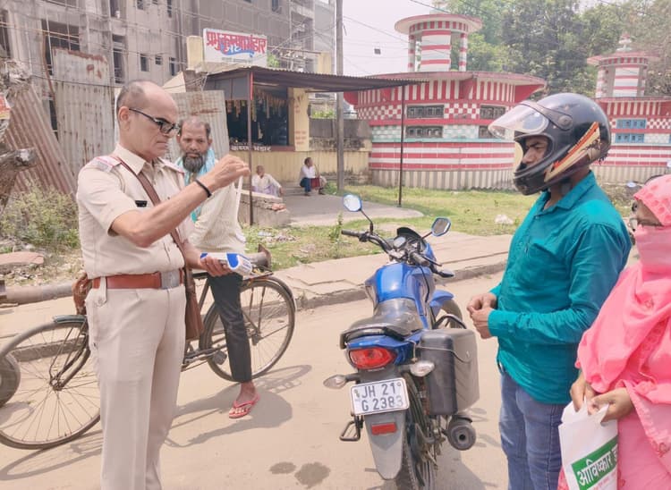 Dhanbad news : ट्रैफिक नियम तोड़ने वाले 1115 वाहनों का कटा चालान, 18.32 लाख वसूला गया जुर्माना