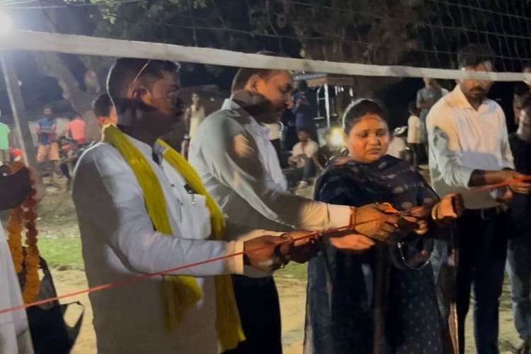 मधुबन दरियापुर में नाइट वॉलीबॉल टूर्नामेंट का शुभारंभ, देर रात तक गूंजा खेल का रोमांच