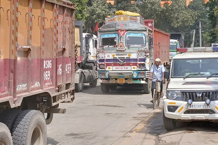 तेलियातालाब मोड़ पर भीषण जाम, घंटों फंसे रहे यात्री और ट्रक चालक