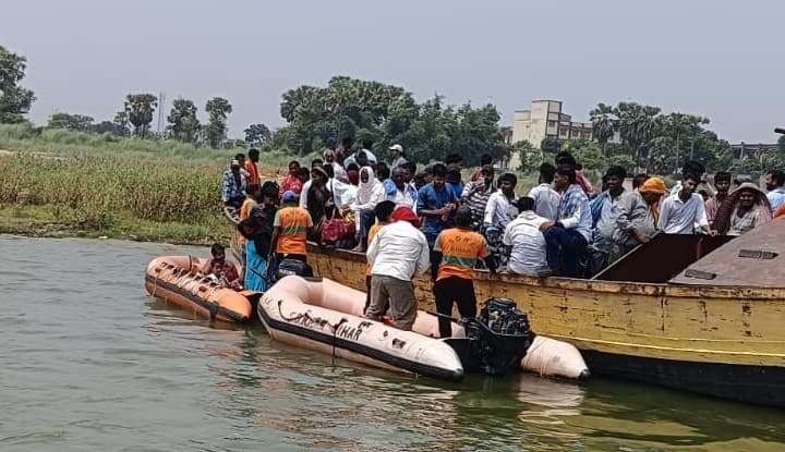 बीच नदी में खराब हुई बड़ी नाव, एसडीआरएफ टीम ने बच्चों और बुजुर्ग महिला को किया रेस्क्यू